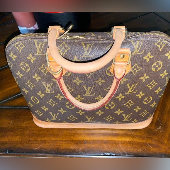 Louis Vuitton Alma - Picture 2 of 11